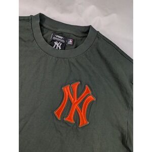 UO Urban Outfitters New York Yankees T-Shirt Tee Embroidered Logo MLB Large